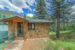 Pikes Peak Stone Cottage - Hot Tub & Game Room